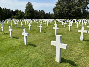 Gräber von US-Soldaten auf dem Normandy American Cemetery in Colleville-sur-Mer
