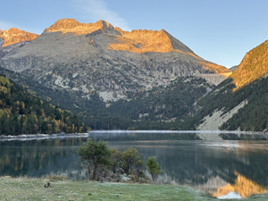 Sonnenaufgang über dem Lac d'Orédon, Pyrenäen