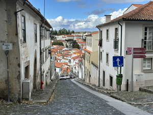 ZEine der steilen Strassen von Bragança, Portugal