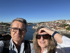 Zwei Touristen auf der Ponte Dom Luis I zwischen Porto und Vila Nova de Gaia