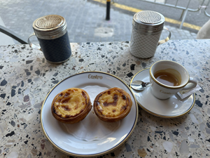 Definitiv nicht das einzige Mal, dass wir die köstlichen Pastéis de nata (Puddingtörtchen) essen