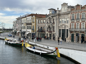 Aveiro, traditionelle Barcos vor wunderschönen Jugendstilgebäuden