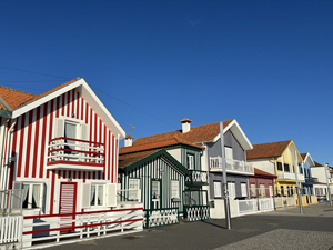 Farbenprächtigen Streifenhäuser in Costa Nova, Portugal