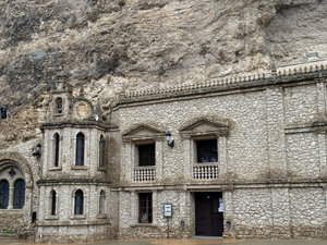 Das Felsheiligtum Santuario de la Virgen de la Esperanza in Calasparra