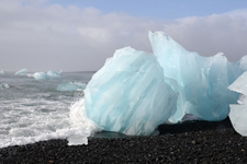 Eisblöcke am Strand