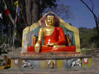 Buddha-Figur auf dem Weg nach Swayambhunath