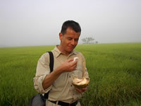 Zoltan mit frischer Kokosnuss