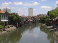 Tradition und Moderne am Melaka River