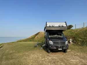 Campen auf den Klippen über dem Beach