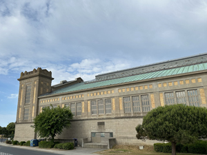 Der ehemalige transatlantische Hafenbahnhof in Cherbourg, heute das Museum Cité de la Mer