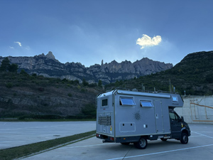 Parken mit Blick auf den "ges&auml;gten Berg" (Montserrat-Gebirge)