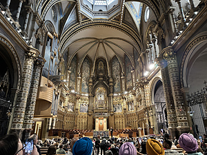 Das Innere der Basilika des Klosters Montserrat in Katalonien