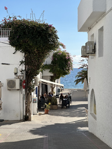 Agua Amarga - weisse H&auml;user und Restaurants mit Blick aufs Meer