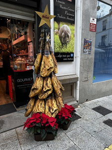 Kreativer Weihnachtsbaum aus Schinkenkeulen