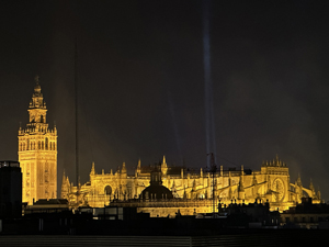 Kathedrale von  Sevilla (die gr&ouml;&szlig;te gotische Kathedrale der Welt) und ihr Glockenturm, die  Giralda (das ehemalige Minarett)