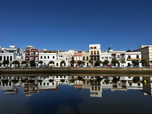 Uferpromenade von Ayamonte, einer spanischen Stadt an der Grenze zu Portugal
