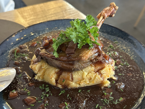 Leckeres Mittagessen (Lammhaxe auf Kartoffelstampf)