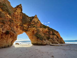 Ockerfarbene Sandsteinklippen Klippen an der Algarve in Portugal