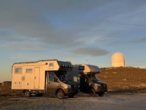 Blick auf einen Teil des Calar-Alto-Observatorium