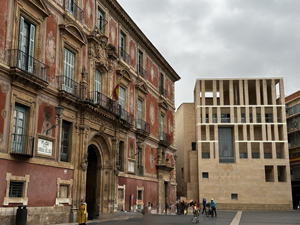 Alt und Neu auf der Plaza del Cardenal Belluga im Herzen von Murcia