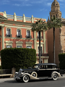 Oldtimer vor dem Palacio  Episcopal (Bischofspalast) in Murcia