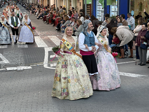 Traditionelle valencianische Trachten w&auml;hrend des Festivals Las Fallas
